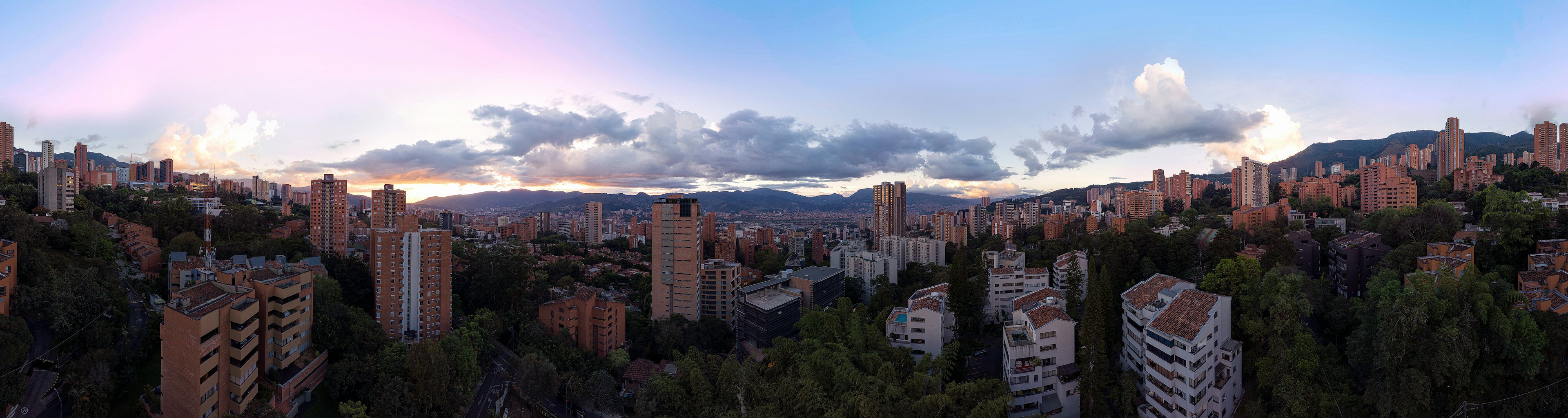 Una hermosa vista de Medellín, cerca de un proyecto de Alex Toro Arquitectos